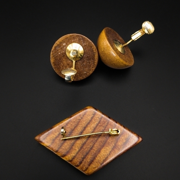 Vintage Wooden Brooch and Earrings Set - C Clasp and Clip ons - Picture 4 of 9
